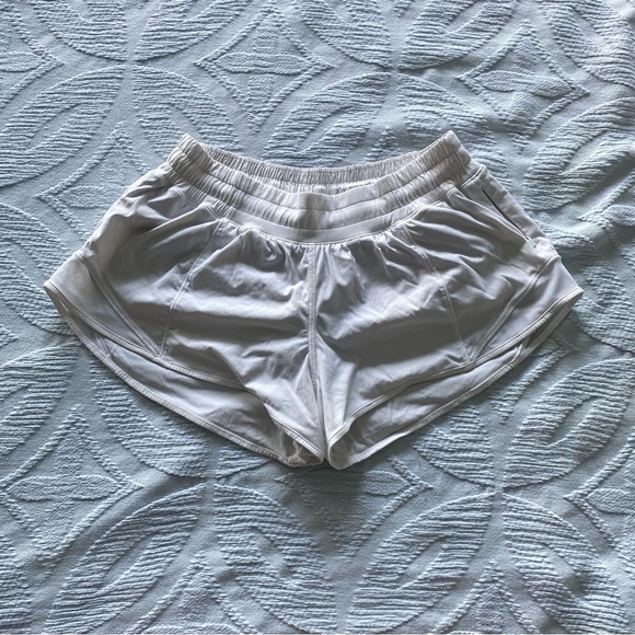 White Lululemon Hotty Hot Low-Rise Lined Short 2.5" - Picture 2 of 4
